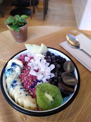 Blue bowl with pink granola at Wild & The Moon - West in Amsterdam