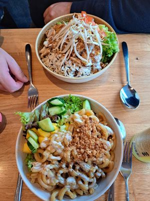 Vorne vegane Toky Bowl und hinten Fitness Bowl mit extra Chicken at Joyce in Kempten