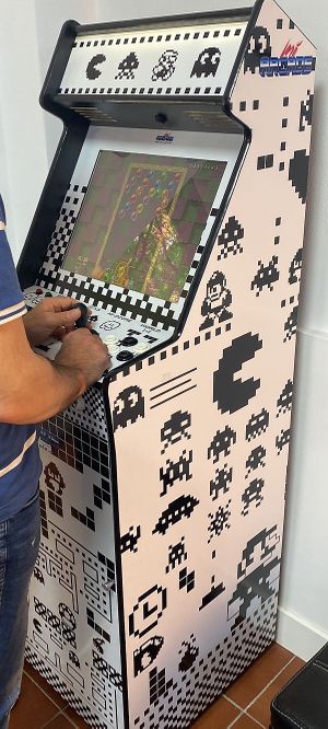 Máquina Arcade en la sala de espera   at Murlok Tattoo in Madrid