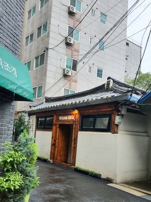 exterior of restaurant at Vegan Insa - 비건인사 in Seoul