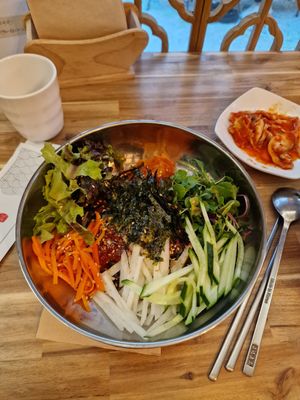Kalte Nudeln mit scharfer Soße at Vegan Insa - 비건인사 in Seoul