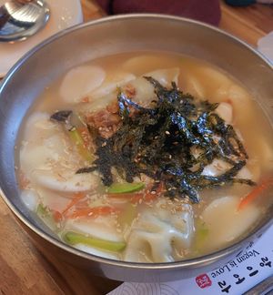 Rice cake dumpling soup at Vegan Insa - 비건인사 in Seoul