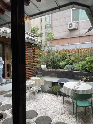 Nice atmosphere  at Vegan Insa - 비건인사 in Seoul