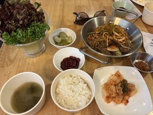 Piatto tipico involtino con dentro “carne” di soia da creare in autonomia, kimchi, zuppa di miso, fermentati e salsa ganjang   at Vegan Insa - 비건인사 in Seoul