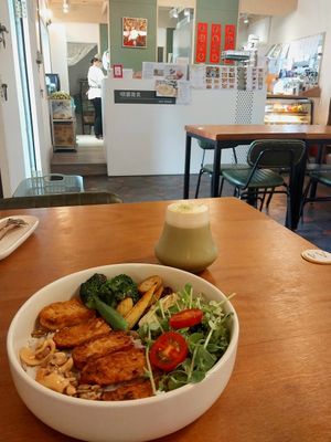 Buddha bowl and matcha latte at YIPU VEGAN in Taichung
