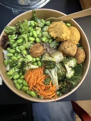 Customizable Bowl with Lettuce, quinoa, broccoli, edamame, falafel, and hummus.  at SuperBowl - Midi in Brussels