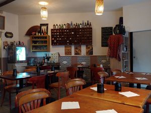 Ambiance at Sushi Street Café in Marseille