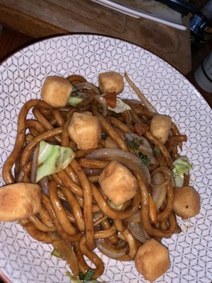 Lekkere zachte tofu met dikke noedels in een zoet zoute saus. Echt heel lekker! Ik kom zeker terug.  at Sushi Street Café in Marseille