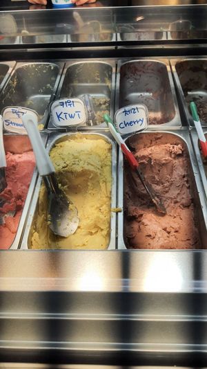 flavors: kiwi, cherry at Vegan Dalsae 달새는달만생각한다 - Maybe closed in Seoul