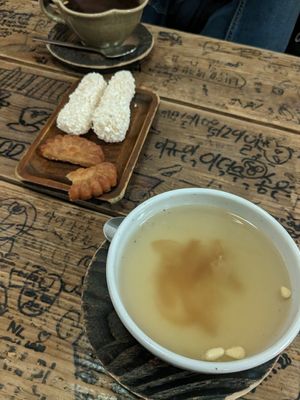 Citrus tea and two kinds of rice sweets at Vegan Dalsae 달새는달만생각한다 - Maybe closed in Seoul