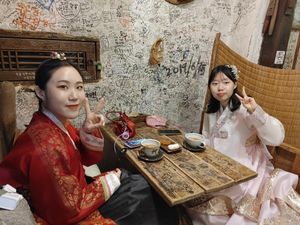 Korean princesses♥ at Vegan Dalsae 달새는달만생각한다 - Maybe closed in Seoul