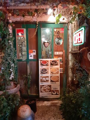 Front door at Vegan Dalsae 달새는달만생각한다 - Maybe closed in Seoul