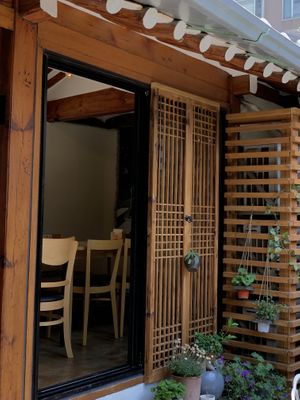 Extra seating  at Vegan Dalsae 달새는달만생각한다 - Maybe closed in Seoul