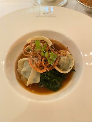 Gefüllte Ravioli mit Spinat und Röstzwiebel-Sud at Landhaus Scherrer in Hamburg