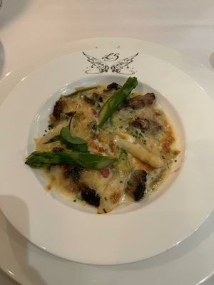 Gratinierter grüner und weißer Spargel mit Morcheln at Landhaus Scherrer in Hamburg