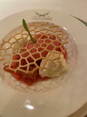 Errötendes Mädchen:
Haselnuss-Milch | Rhabarber at Landhaus Scherrer in Hamburg