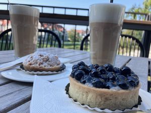 Streuseltörtchen mit Johannesbeeren und Blaubeertörtchen    at Café Wewe in Bad Vilbel