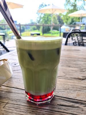 Iced Matcha mit Hafermilch at Café Wewe in Bad Vilbel