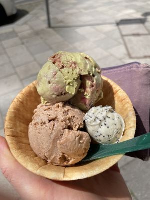 pistazie-himbeer (raspberry pistazie), roasted cinnamon and a little marzipan-mohn  at Eisbrunnen - Vegan Ice Cream in Munich