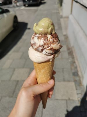 spaghetti ice cream (vanilla, strawberry sauce, white chocolate) and Marmorkuchen (marble cake) at Eisbrunnen - Vegan Ice Cream in Munich