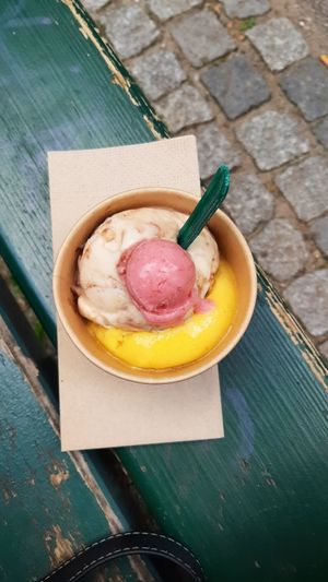 Cookies&Cream + Mango + Himbeere zum Probieren at Eisbrunnen - Vegan Ice Cream in Munich