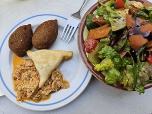 Kibbeh Patata (27), Fatayer Spinach (20), vegan sauce & Fatousch (11) at Libanon Express in Dusseldorf
