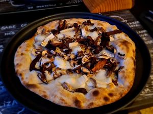 "Agarrar com Unhas e Dentes" at A Tal da Pizza in Sao Joao Da Madeira