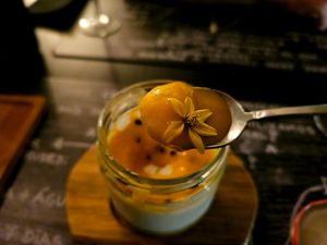 Yes, the flower is edible. Yum yum! 😋 at A Tal da Pizza in Sao Joao Da Madeira