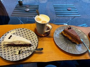 Veganer Waldfruchtkuchen mit Tonkasahne, veganer Kuchen mit Mango und Schokosahne und Hafercappuccino   at Pustekuchen in Ludwigsburg
