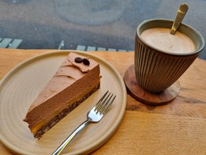 Mango-Schokotorte und heiße Schokolade (80% Zartbitter) mit Hafermilch at Pustekuchen in Ludwigsburg