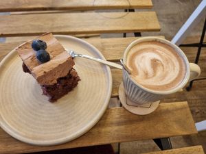 Belgischer Schokokuchen mit Blaubeeren und heiße Schokolade (80 % Zartbitter) mit Hafermilch at Pustekuchen in Ludwigsburg