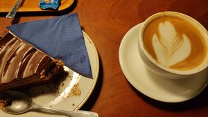 Vegan chocomousse taart en havermelk flat white at Madmum - Hungaria in Leuven