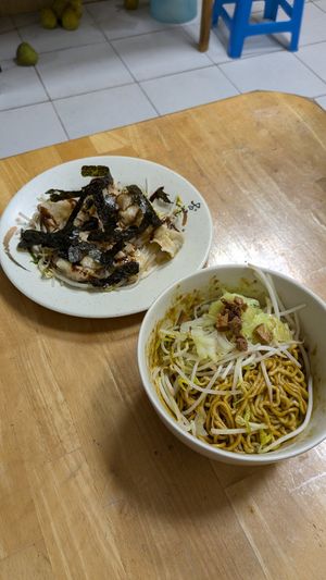 Red oil dumplings and curry noodles at De'an Su Shi Fang - 德安素食坊 in Hualien