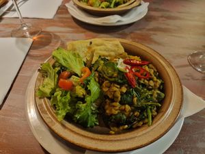 Vegan lentil and spinach curry at Bonjardim Boutique Hotel in Nesperal