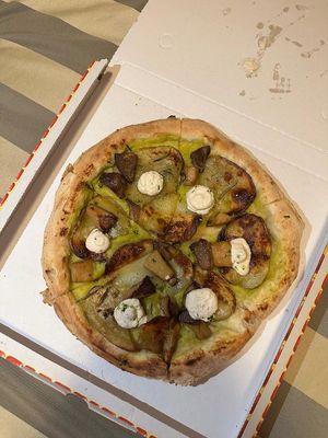 Pizza with potato and cashew cream at Sapori di Casa in Bologna