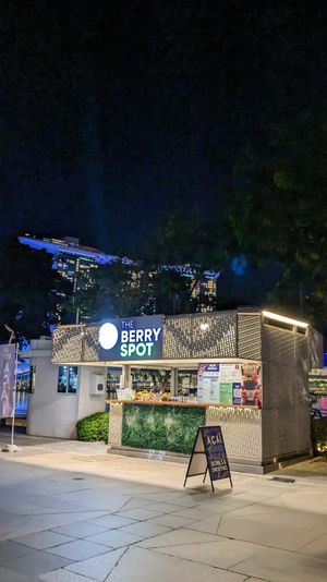 Takeaway kiosk at The BerrySpot - Esplanade in Central Singapore