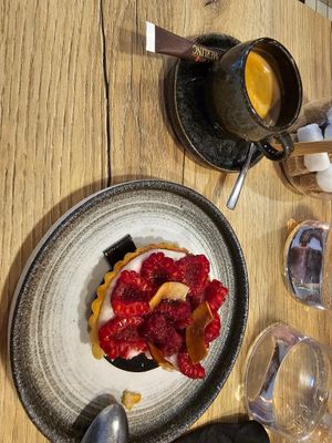 Raspberry and coconut tart at Epicureüs in Nantes