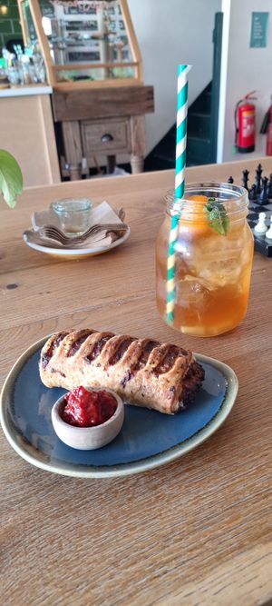 CBD ice tea e vegan sausage at Little Collins CBD  in Dublin