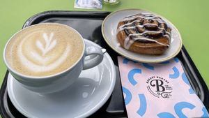 Zimmtschnecke und Cappuccino immer wieder fein  at Bakery Bakery  - ThreeOfive in Zurich