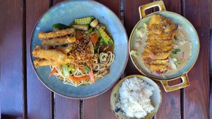 Gebratene Udonnudeln mit Tofu und Erdnuss Soße, Gemüse, Reis mit "v-Ente-Kross" at The Vegan Monkey in Berlin