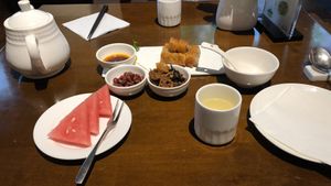 Some snacks from the kitchen and cold tofu rolls at Zǎozǐ Shù - Vegetarian Life Style - JiangNing in Shanghai