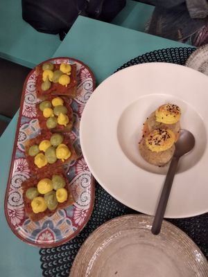 Focaccia with vegan mayo and mint spread / vegan meatballs with turmeric mayo at Materia Prima Bistrot in Matera