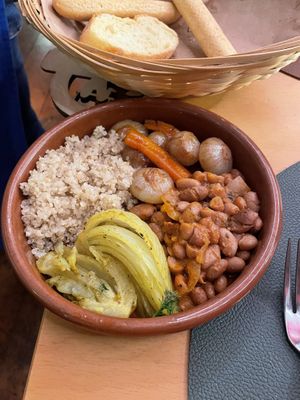 Contorno misto (quinoa, beans, onions and carrots with sweet sour sauce, curry fennel  at Il Piatto Sbeccato in Udine