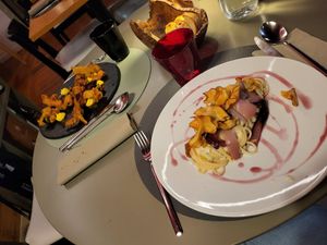 Spaghetti crema di anacardi, radicchio di Treviso e Tobinambur  - 
tempura di verdura at Il Piatto Sbeccato in Udine