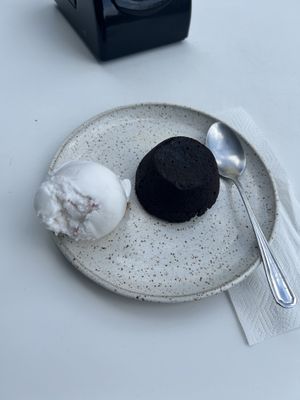 Petit gâteau com sorvete de coco   at Matchaice in Londrina