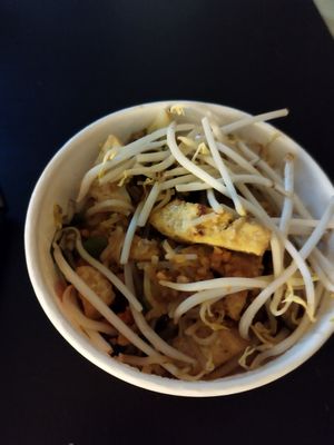 Vegan pad thai to go – they do serve big portions at Ra'mien in Vienna