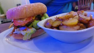 Veganer Monstaburger mit leckeren Bratkartoffeln at amt31 in Unna