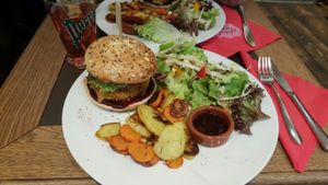 vegan burger & l'eau du fraise at Bistrot and Chocolat in Strasbourg