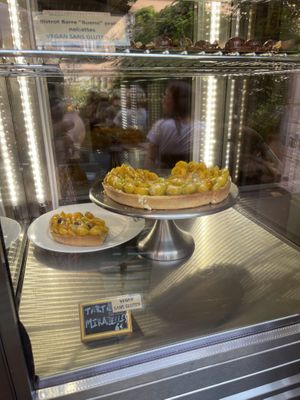Vegan tart in the display case  at Bistrot and Chocolat in Strasbourg
