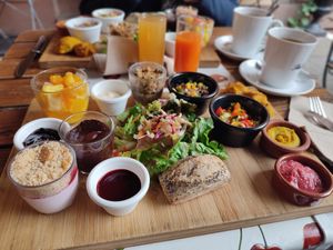 Délicieux brunch vegan sans gluten ! Beaucoup de choix (majoritairement végétarien et assez de choix vegan sans gluten). Equipe agréable et accueillante!  at Bistrot and Chocolat in Strasbourg